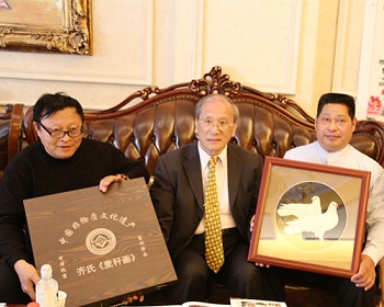 非遗产品麦秆画传承人齐胜广精心创作的《和平鸽》被艺术大师蔡丰名永久收藏