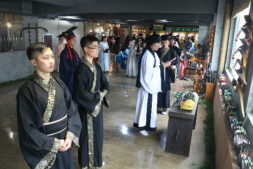 乐清市汉服文化协会会员身着汉服参加端午节活动重现古老习俗