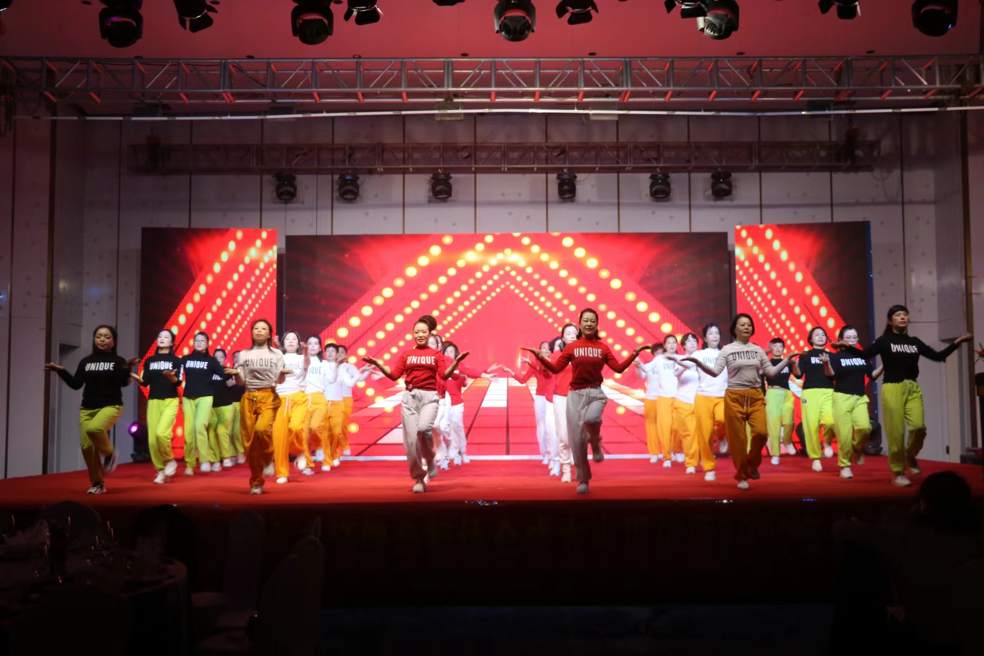 柳市广场健身舞协会成立十周年庆典活动 隆重举行